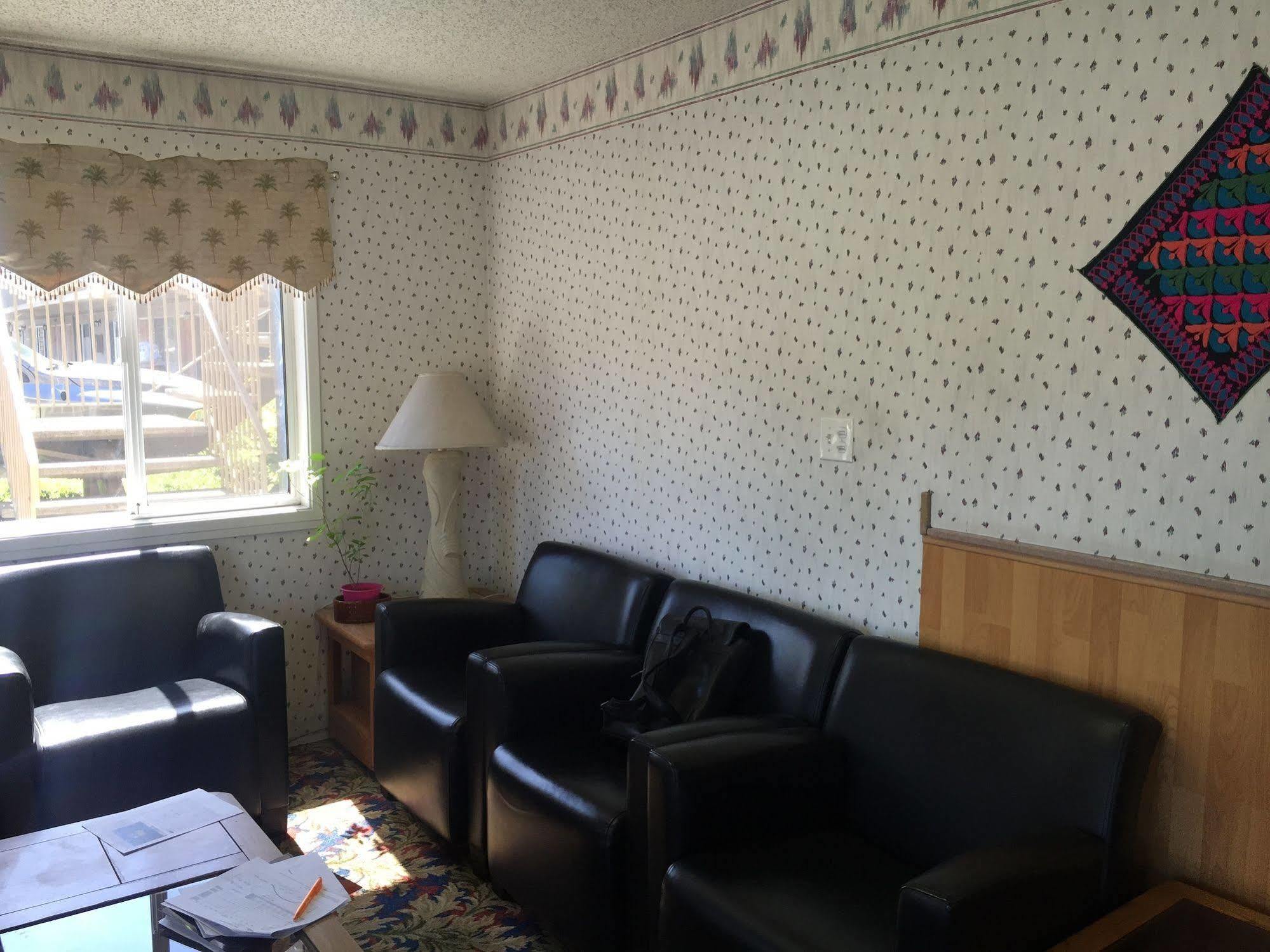 Budget Redwood (adults Only) 2*